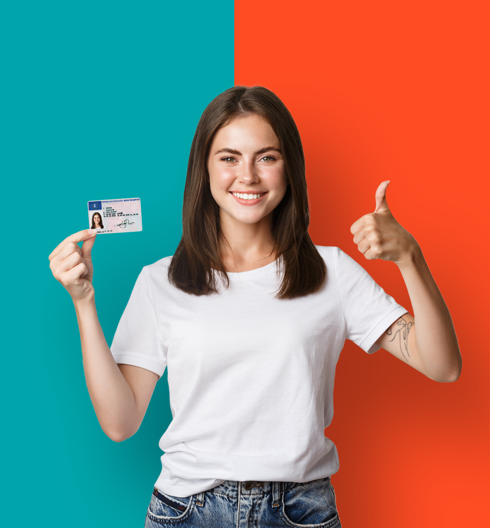 Persona sujetando carnet de conducir